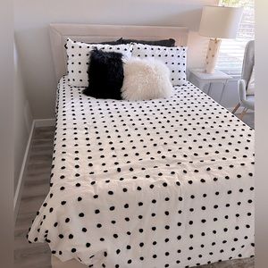 Anthropologie Queen size Tufted Makers Pom Pom Comforter